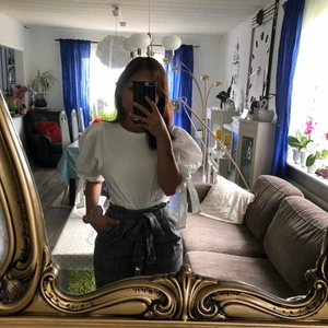 Vit topp - Väldigt gullig topp med puffärm. 100kr+frakten💓