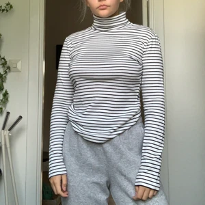 Randig polotröja - Jättefin randig långärmad polotröja från Bik Bok✨ Perfekt för skolstarten! Storlek S. Sparsamt använd💞 Frakt ingår i priset. Skriv om du har några frågor🌸