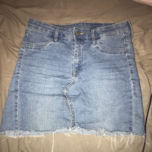 Jeanskjol  - storlek 28 men skulle säga att det är en 34/36💞använd men  bra skick, frakt på 44 kr