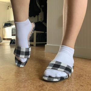 Rutiga sandaler - Somriga och fina sandaler med ett rutigt mönster på✨ Perfekta för en dag på stranden! Har tyvärr aldrig kommit till användning så i fint skick💞 Storlek 38. Frakt ingår i priset. Skriv om du har några frågor🌸