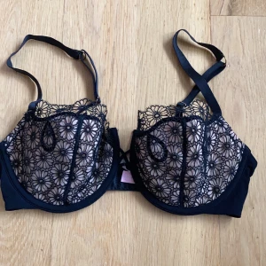 Victorias sekret bh 34D retro vintage  - Ljuvlig bh, mycket sexig från Victorias secret o storlek 34D, 75D. Lite liten i kupan tycker jag. Endast använd 1 gång. Köpt i Las Vegas i USA för ca 15 år sen.  Rök-och djurfritt hem. Frakt ingår i priset. 