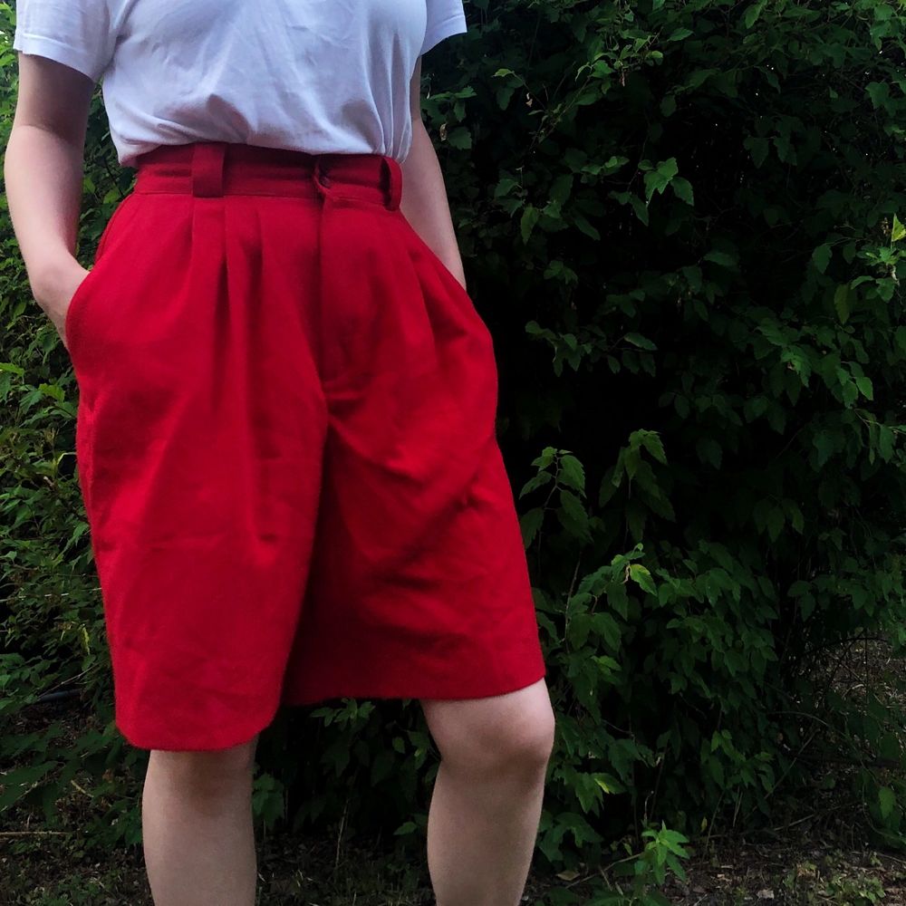Ett par helt underbara röda långa högmidjade shorts! Otroligt sköna och skönt material. Sitter bra på mig som är M. 🌷 Kan fraktas. Betalning sker via Swish 🌷. Shorts.
