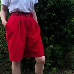 Ett par helt underbara röda långa högmidjade shorts! Otroligt sköna och skönt material. Sitter bra på mig som är M. 🌷 Kan fraktas. Betalning sker via Swish 🌷