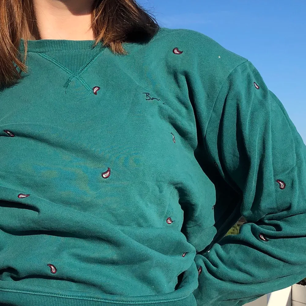 Snygg grön tröja med små ”droppar” på, från början köpt på herravdelningen! Alltså i ”herr-M” dvs lite större på mig som vanligtvis har S i tröjor. Tröjor & Koftor.