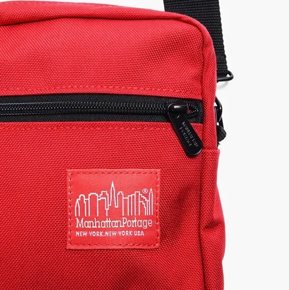 Red 1403-RED Material 1000D CORDURA® Classic tyg  Volym 1,8 liter  Storlek 15,9 x 20,3 x 5,1 cm  Säljer pga att den inte kommer till användning, har använt en gång och har därför minimalt slitage:). Väskor.