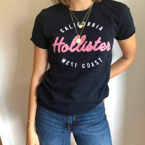 Skön mörkblå t-shirt med tryck från Hollister. 30kr+frakt