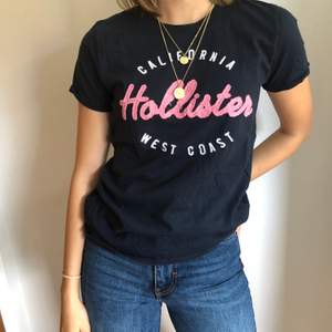 Skön mörkblå t-shirt med tryck från Hollister. 30kr+frakt