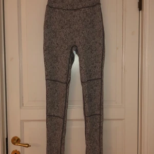 Gymshark träningstights - Grå-melerade tights från gymshark. Endast provade, inköpta för ca. 1 år sedan på rea för 450 kr. 