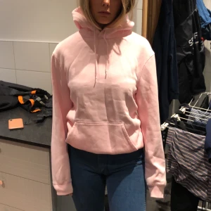 Rosa HM hoodie - En populär rosa hoodie från HM. Knappt använd. Frakt tillkommer