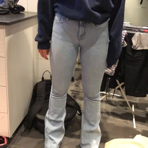 Bootcut-jeans - Ett par jeans från Mango som sitter väldigt snyggt på. Frakt tillkommer:)
