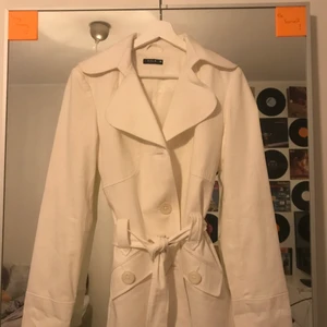 Kappa - Intressekoll på min assnygga vita kappa då den inte kommer till användning :( buda över 150kr. Frakten kostar 63kr.