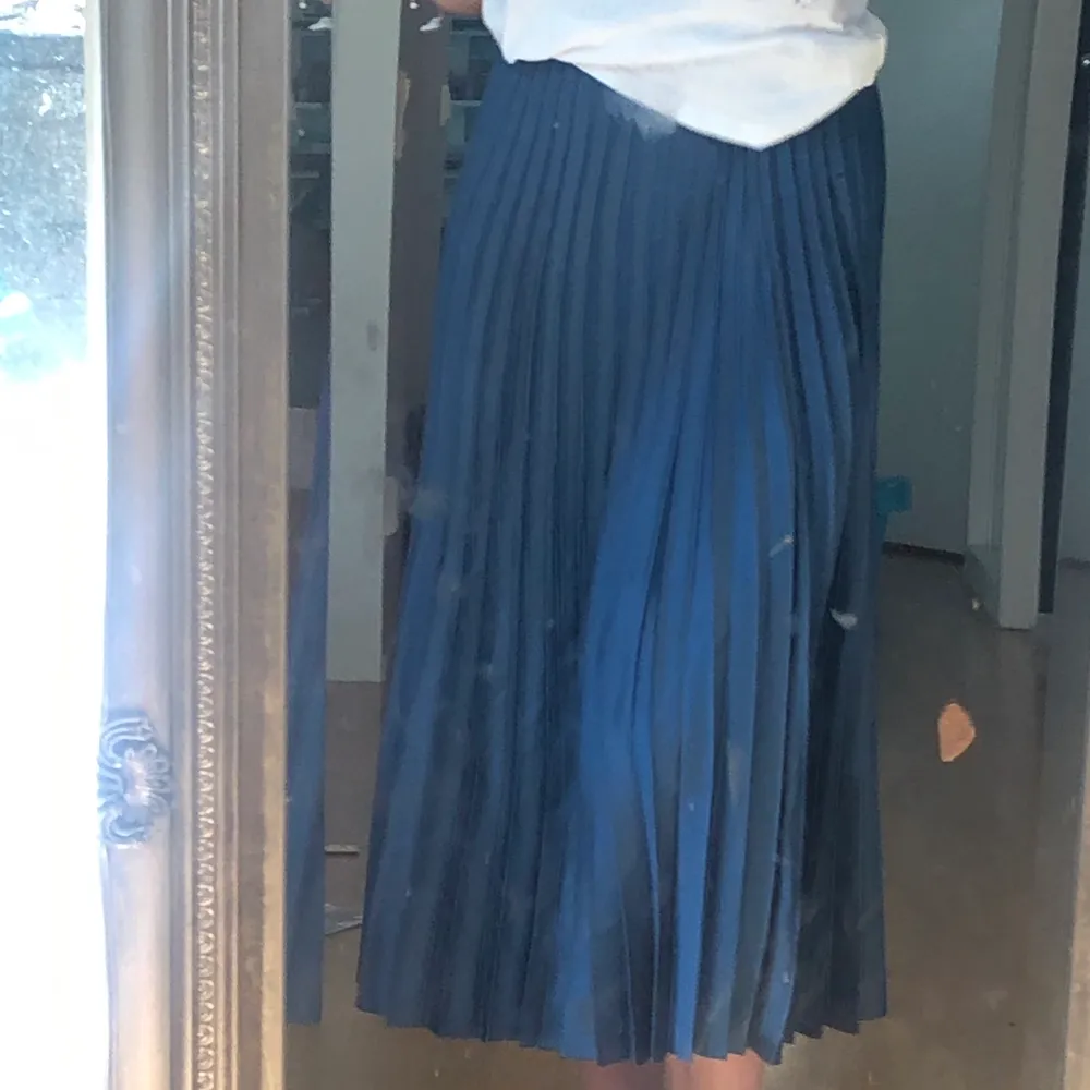 (Sorry för smutsig spegel) Säljer denna så somriga kjol från zara! Jag är 162 cm. Aldrig Andvänd då den inte har varigt min stil, men så fin! Möts upp i Sthlm.. Kjolar.