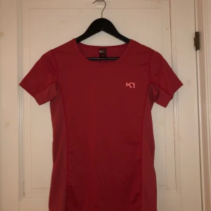 Träningströja  - Träningströja från karitraa mörk rosa, inte helg som på bilden. Jätteskönt material och bra att träna i säljes så färgen inte passar mig. 