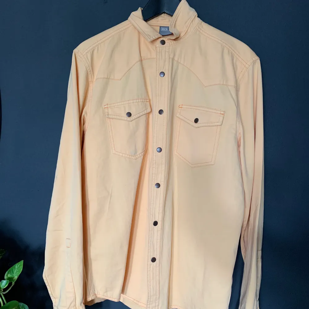 Ljusgul skjorta i storlek L ! Använd 1 gång men saknar en knapp vid magen ! 130kr inklusive frakt 🚚 . Skjortor.