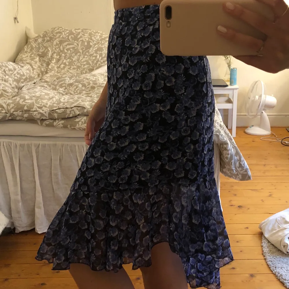 Så himla fin kjol från NAKD. I storlek 34 men passar 36 också. Dragkedja i sidan! 💙🌸 (köpare står för frakt). Kjolar.
