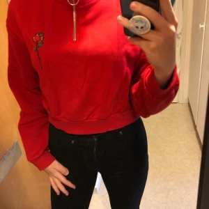 Croppad munktröja - Jättefin croppad tjocktröja. Inköpt på H&M för några år sedan, kommer aldrig till användning hos mig. Dragkedja i halsen som går att dra ner. Skicka ett meddelande om du vill ha fler/bättre bilder! ☺️ 50kr+frakt