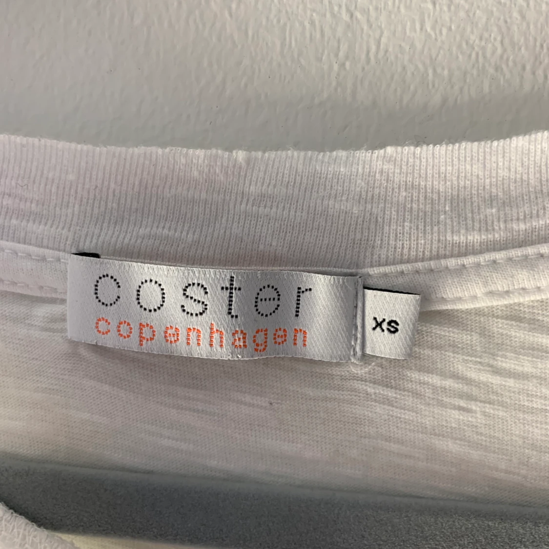 En t-shirt med ett coolt tryck på - 91