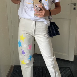 Weekday Jeans - Supersnygga jeans från weekday som är handmålade och därav helt unika! Aldrig använda och nypris är 499 kr samt kostar målarfärgen och det krävs mycket tid men trots detta säljer jag dem för endast 300 kr!                          Enligt instruktioner på färgen så måste man stryks dem innan användning och byxorna har en mörkare fläck som är svår att upptäcka precis ovanför fickan 