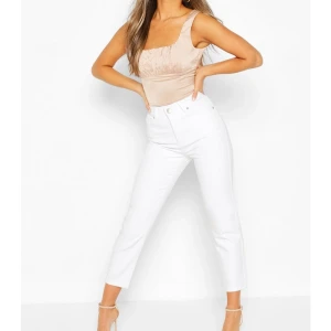 Boohoo vita jeans - Säljes pga dem var för stora för mig. Annars helt nyskick! Endast testat! 