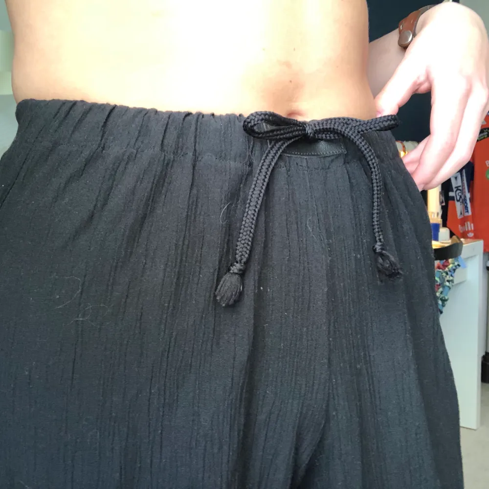 Svarta ”fladderbyxor” med skrynkligt material. Sydda av min mamma. 50kr+frakt.. Jeans & Byxor.