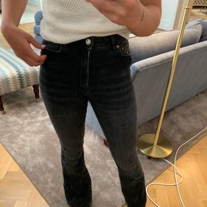 Säljer ett par högmidjade grå/svarta utsvängda jeans från Zara i storlek 36. Köpte dem kanske i höstas men är endast använda ett fåtal gånger.💖💖 Nypris: Ca 400 kr 