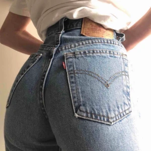Levi’s jeans bootcut - Obs. Lånade bilder! Säljer dessa underbara Levi’s jeans som jag köpt från plick. Sjukt fina men har dessvärre blivit för små för mig🙁 köparen står för frakt 📦💕 dm:a för fler bilder och info🦋