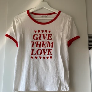 Topp med sammetstryck Monki  - Topp med sammetstryck från Monki. Give them love. Storlek S. 