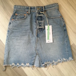 Ny jeanskjol  - Helt ny jeanskjol. Strl 32/XXS.                     Frakten är inräknad i priset (66:-)        nypris 399:-