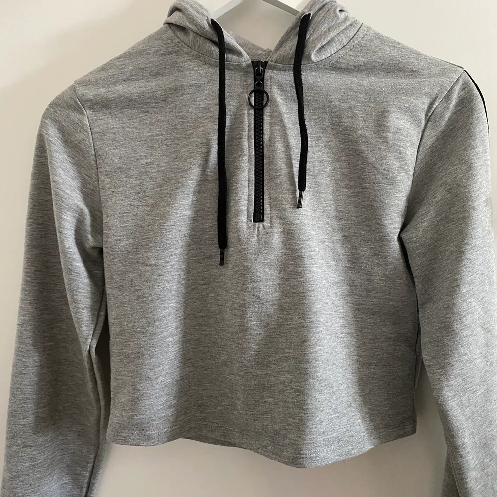 En grå hoodie med half zip från nakd. Materialet är inte så tjockt så det är mer som en tröja. Köpte för mindre än ett år sen och bara använt fåtal gånger, men fortfarande fott som ny! 💕 Köpare betalar för frakt!!. Hoodies.