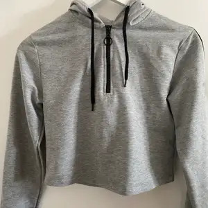 En grå hoodie med half zip från nakd. Materialet är inte så tjockt så det är mer som en tröja. Köpte för mindre än ett år sen och bara använt fåtal gånger, men fortfarande fott som ny! 💕 Köpare betalar för frakt!!