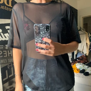 Svart mesh t-shirt från junkyard strl L  - Genomskinligt svart mesh tischa från junkyard. Längre ärmar och modell. Knappt använd. Frakt ingår ej 