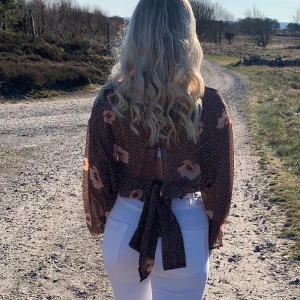 Fin genomskinlig topp - En jättefin annorlunda topp med öppen rygg där du knyter med en rosett, från HM i storlek XS. Kommer tyvärr inte till användning hos mig :(