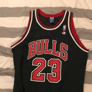 Chicago bulls linne - Ett basket linne köpt 1993, sällsynt linne köpt för 130 dollar. Michael Jordan 🐐 BUDA!