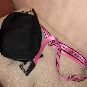  - Jättesnygg don donna väska, köpte bandet och väskan separat på accent och satte ihop dom💕