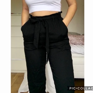 Svarta byxor - Svarta byxor i tunt och luftigt material. Storlek 34 med en knytning runt midjan så du kan justera dem som du vill. Dem är från H&M och endast testade:)