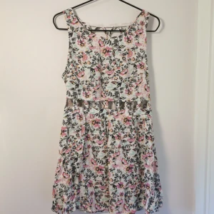 Sommar klänning  - Klänning från H&M. Dekorativ rygg och aldrig använd. 
