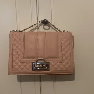 Väska Rosa - Kedjan går att göra längre till en sido väska har bara lagt in den för bilden använd 2 gånger!