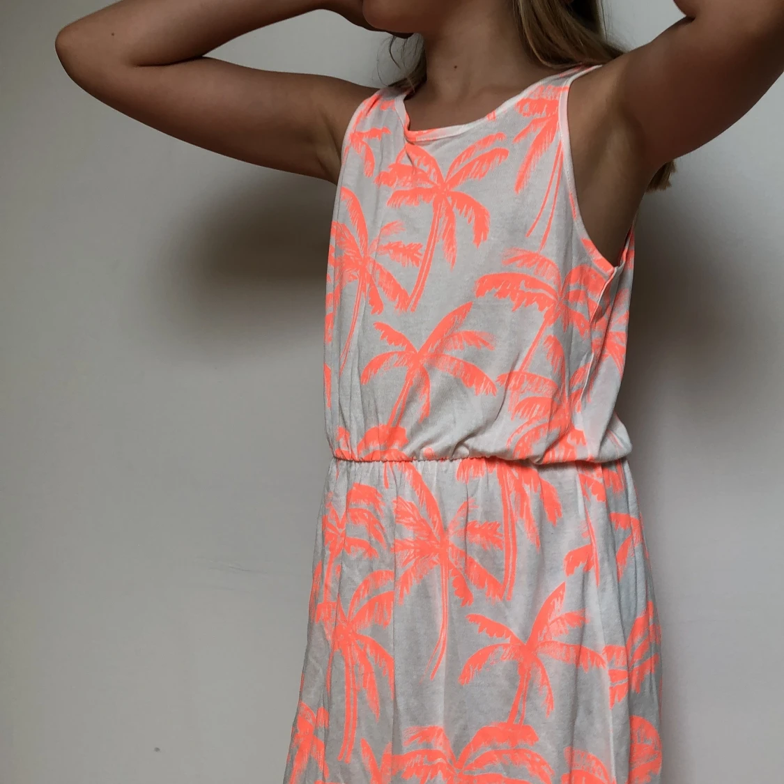 Lång vit klänning med rosa palmer - 90