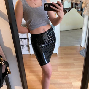 Fake skinnkjol  - Fake skinnkjol från boohoo, aldrig använd, prislapp kvar. Strl M 