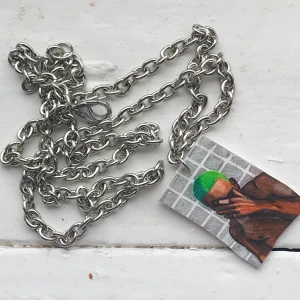 Frank Ocean halsband - Frank Ocean halsband med hans album cover Blonde. *finns en liten inbuktad vid hans arm (syns i andra bilden)*.                                                                  Frakt tillkommer på 20kr❤️