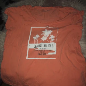 Orange T-shirt med palmer  - Skön sommar T-shirt . Stor M . 