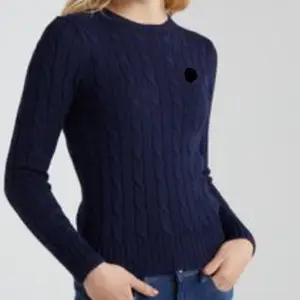 Kabelstickad marinblå tröja från gina tricot. Första bilden tagen från internet! storlek M. Mitt pris 60 frakten ingår.