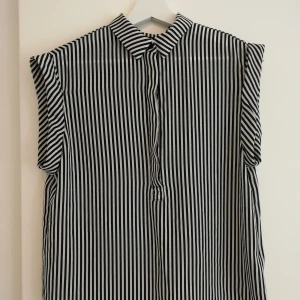 Skjorta i t-shirt modell - Randig skjorta. Väldigt bekväm och oversized i passformen. I bra skick. Frakt tillkommer. 