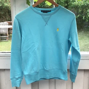 Blå tröja från Ralph Lauren  💙 - Blå sweatshirt från Ralph Lauren (äkta) i storlek S. Något nopprig men inget som stör särskilt mycket. Väldigt skön tröja 💙 pris: 40kr + eventuell frakt 