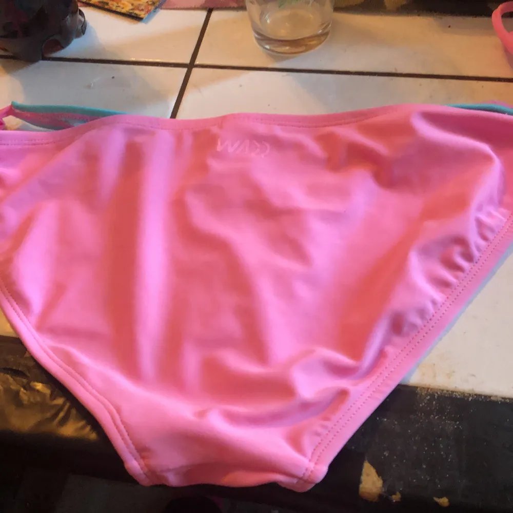 Härlig rosa färg oanvända bikini trosor ! Står storlek 40 men det är en liten 40 .  . Övrigt.