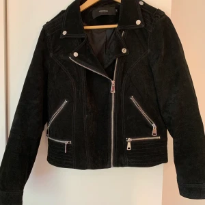 Mocka Jacka  - En fräsch mocka/skinn jacka köpt på Vera Moda. Endast använd fåtal gånger och är som ny. Är i storlek XL men är liten i storleken och passar en XS-M beroende på vilken passform du önskar. Köpt för 1100kr och säljer för 600+frakt. Bud vid mycket intresse. 