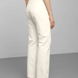 Weekday jeans  - Krämvita weekday jeans i modellen row! Super snygga och trendiga. W24 L30. Köparen står för frakten, annars möts vi upp på söder 🤍
