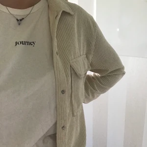 Manchester skjorta från Gina Tricot - En jätte fin beige manchester skjorta i stolek M 💞 Super bekväm och fungerar lika bra som jacka! Buda från 150kr.  Frakt ingår