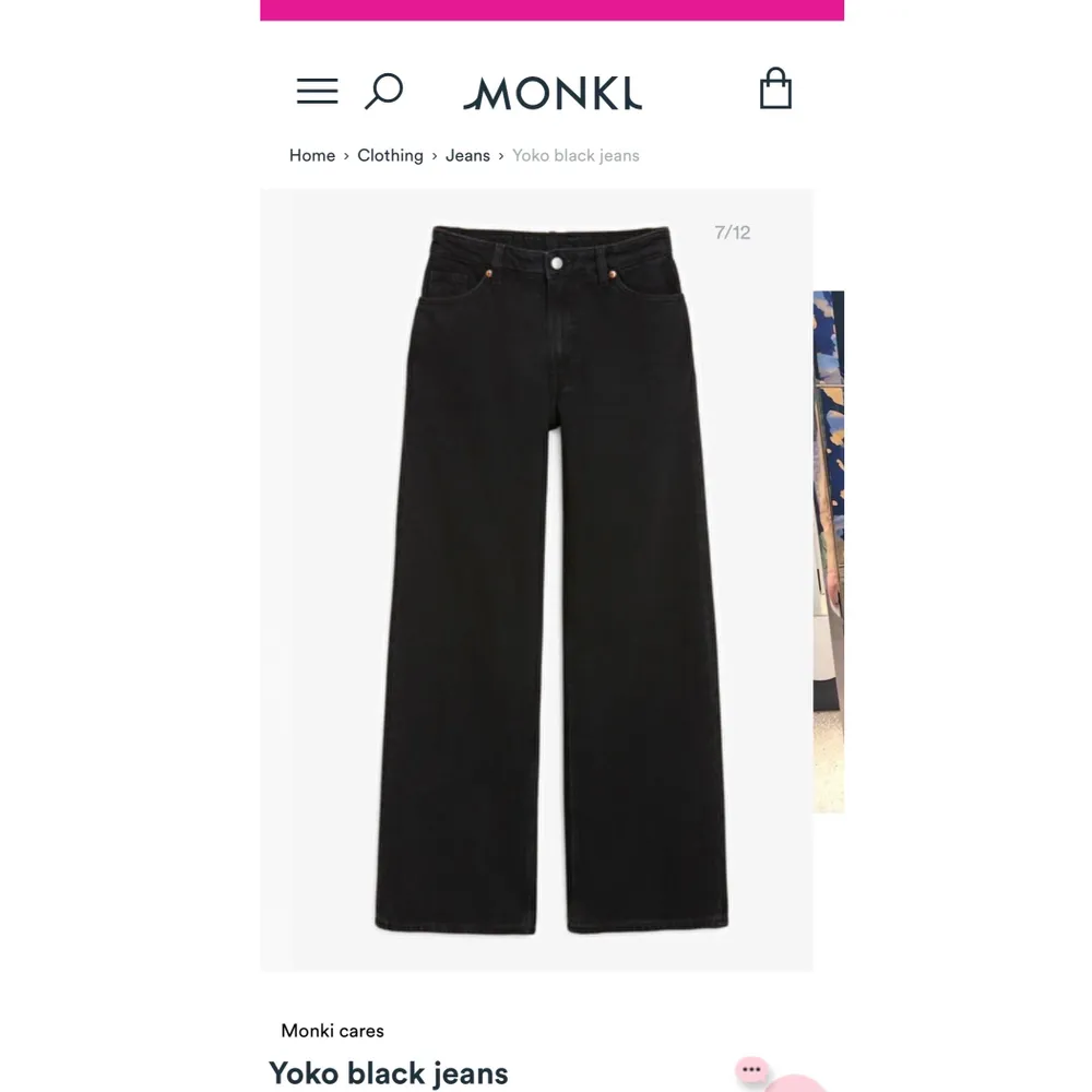 Jag säljer mina widejeans från monki. Modellen heter Yoko och jeansen är i färgen svart. Storleken är 27 och den passar de som brukar ha ungefär storlek 36. Byxorna är inte använda mycket och är i bra skick. Säljer de för 250kr plus frakten 💕. Jeans & Byxor.