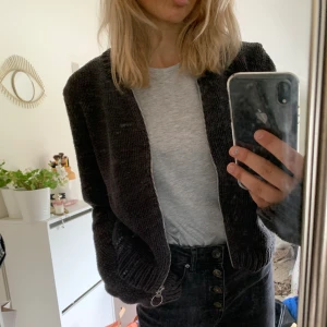 Kofta i strl m - Säljer denna fina kofta från Resteröds!😍😍🙏🙏otroligt fin men tar endast plats i min garderob😭😭😭